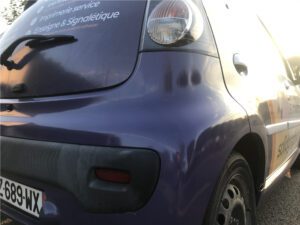 Total Covering Automobile, Gros Plan Sur Le Pare-Chocs Arrière Gauche Soulignant La Complexité De La Forme
