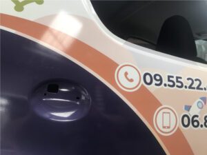 Gros Plan Sur La Déformation Du Vinyle Adhésif Autour De La Serrure Et De La Poignée De La Porte Arrière Droite