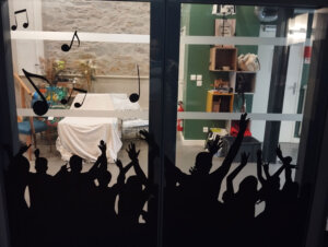 Cette Image Montre La Pose De Stickers Revel Sur Vitre Proche Castelnaudary Vitre 14