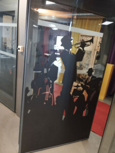 Cette Image Montre La Pose De Stickers Revel Sur Vitre Proche Castelnaudary Vitre 3