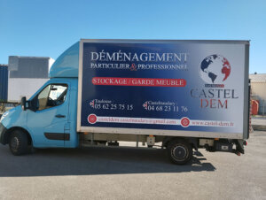 L’habillage Véhicule Est L’un Des Leviers Les Plus Efficaces De La Publicité Sur Véhicule. La Réalisation Menée Pour Castel Dem — Sas Manza, Spécialiste Du Déménagement Particulier Et Professionnel Entre Toulouse Et Castelnaudary — Illustre Parfaitement L’exigence Technique Et Graphique Que Solid Graphic Communication Apporte À Chaque Projet. Habillage Véhicule : Un Marquage Publicitaire À Haute Valeur Ajoutée Le Support Est Un Véhicule Léger (Vl) Équipé D’une Caisse Rigide De 4 M X 2,20 M, Soit 8,80 M² De Surface Utile Par Face. La Caisse, En Matériau Composite Rigide De Type Fibre De Verre À Finition Laquée, Impose Une Préparation Rigoureuse : Dégraissage Complet Au Primer, Élimination De Tout Résidu De Démoulage Avant Toute Pose De Marquage Véhicule Utilitaire. Habillage Véhicule Sur Caisse Composite Laquée : Maîtrise Technique De La Pose Le Film Retenu Est Un Vinyle Avery Dennison Premium 800, Légèrement Conformable, Conçu Pour S’adapter Aux Légères Variations De Plan D’une Caisse Rigide Sans Les Contraintes D’un Vinyle Coulé. Sa Pose Sur Surface Laquée A Requis : Un Dégraissage Complet Au Primer De Préparation Pour Garantir L’adhérence Du Vinyle Polymère Haute Performance Sur La Surface Composite Laquée. Une Pose À La Raclette Souple En Technique Humide Sur Les 8,80 M² De Caisse, Pour Évacuer Toute Bulle D’air Sans Étirer Le Film. Un Pelliculage Protection Uv En Finition Brillante, Assurant La Résistance Aux Intempéries, Aux Lavages Haute Pression Et Aux Agressions Chimiques. Correspondance Pantone Et Gamme Avery Dennison Premium 800 : La Contrainte Colorimétrique Au Cœur Du Projet L’une Des Difficultés Majeures De Ce Projet De Covering Adhésif Sur Caisse Fibre De Verre A Été La Correspondance Entre Les Références Pantone De La Charte Graphique Castel Dem Et Les Teintes Disponibles Dans La Gamme Avery Dennison Premium 800. Ce Film Haute Performance Offre Une Palette De Couleurs Sélectionnée Pour L’éclat Et La Tenue En Extérieur, Mais Chaque Référence Pantone Ne Trouve Pas Toujours Son Équivalent Exact Dans Le Catalogue. L’enjeu Était Double : Respecter Scrupuleusement L’identité Visuelle Du Client — Son Bleu Marine Profond, Son Rouge Vif Et Ses Typographies Blanc Argent — Tout En Sélectionnant Les Pantone Les Plus Proches Disponibles Dans La Gamme Premium 800, Afin De Garantir Un Éclat Des Couleurs Flamboyant Une Fois Le Film Posé Et Pelliculé. Ce Travail De Correspondance Colorimétrique, Réalisé En Amont Sur Échantillons Réels Et Non Sur Écran, Est Une Étape Essentielle Que Solid Graphic Communication Intègre Systématiquement À Son Processus De Production Pour Tout Projet De Flocage Véhicule Entreprise Exigeant. Flocage Véhicule Entreprise : La Communication Roulante Au Service De La Notoriété Locale Le Marquage Véhicule Commercial Est L’un Des Investissements Communication Les Plus Rentables Pour Les Entreprises De Services Locaux. La Publicité Sur Véhicule Génère Des Milliers De Contacts Visuels Par Jour Sans Coût Récurrent. Les Atouts Pour Castel Dem Sont Concrets : Visibilité Locale Ciblée : Le Véhicule Intervient Directement Dans Les Zones De Chalandise Du Client, Rendant Le Marquage Véhicule Utilitaire Idéal Pour Les Métiers Du Déménagement Et Des Services À Domicile. Impact Visuel Immédiat : 8,80 M² De Semi-Covering En Impression Grand Format Véhicule Impose Une Présence Graphique Forte, Mémorisable Et Impossible À Ignorer. Durée De Vie Optimisée : Le Pelliculage Protection Uv Adhésif Véhicule Assure La Tenue Du Lettrage Adhésif Véhicule Pendant Plusieurs Années, Pour Un Retour Sur Investissement Maximal. Découvrez La Réalisation En Vidéo La Vidéo Présente Le Résultat Final De Cet Habillage Vl Publicitaire Sous Tous Ses Angles — Face Latérale, Arrière Et Trois Quarts. Elle Permet D’apprécier Concrètement L’éclat Colorimétrique Obtenu Grâce À La Correspondance Pantone Sur Gamme Avery Dennison Premium 800, La Netteté Des Typographies Et La Qualité Du Pelliculage Sur Cette Caisse Composite Laquée. Solid Graphic Communication : Votre Spécialiste Du Marquage Publicitaire Véhicule Sur Mesure De La Correspondance Pantone À La Pose Sur Site, Solid Graphic Communication Maîtrise L’intégralité De La Chaîne De Production : Sélection Du Vinyle Polymère Légèrement Conformable Adapté Au Support, Calibrage Colorimétrique Sur Échantillons Réels, Impression Grand Format Adhésif Polymère Et Pelliculage Protection Uv. Chaque Détail Compte Pour Que Votre Habillage Véhicule Professionnel Soit À La Hauteur De Votre Image De Marque. Contactez Solid Graphic Communication Pour Étudier Ensemble Votre Projet De Marquage Véhicule Commercial.